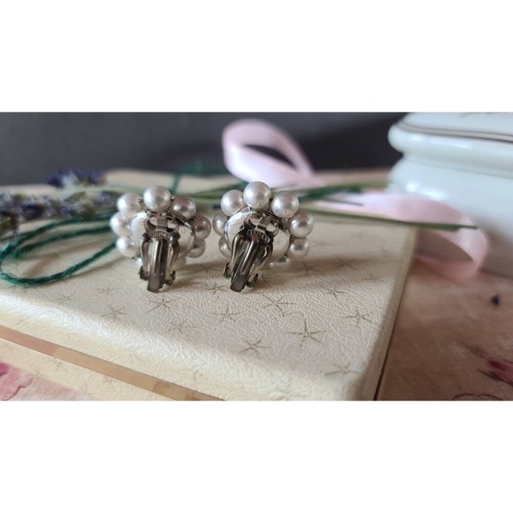 Japan Cluster Beaded Clip-on Earrings - Picture 9 of 10